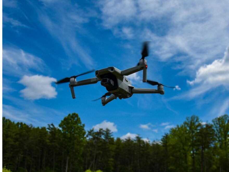 A DJI continua sendo a referência, mas a Autel oferece alternativas legítimas para quem prefere evitar o ecossistema ou precisa de conformidade com regulações governamentais.